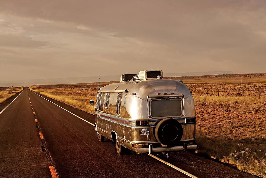 Vista de una autocaravana en una puesta de sol donde se puede instalar un regulador solar