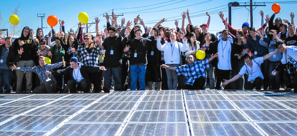 Vista frontal de una comunidad solar con su gente eufórica