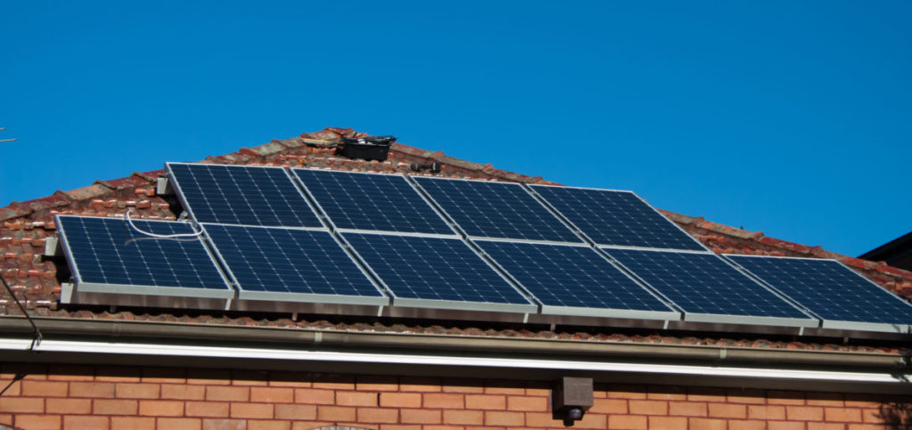 Vista de paneles solares en el tejado de una casa