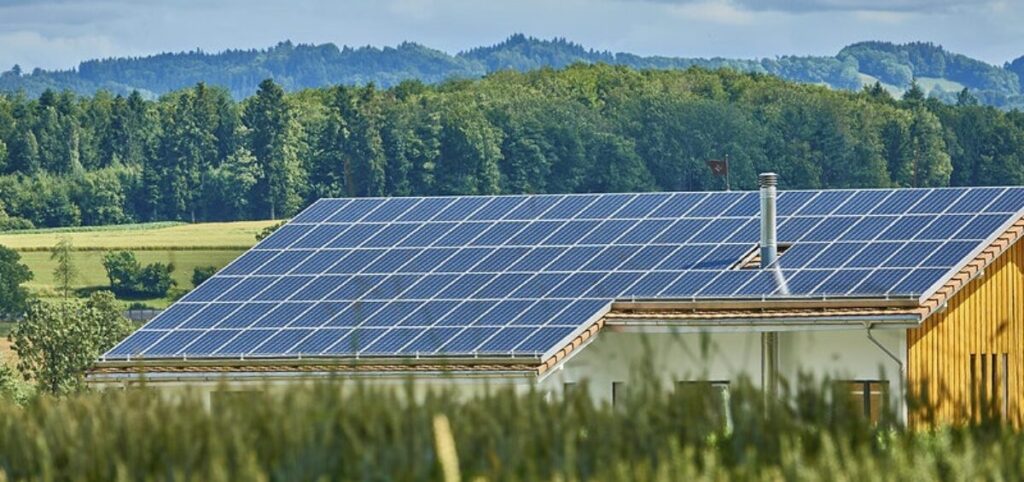 Vista lejana de paneles solares en un tejado